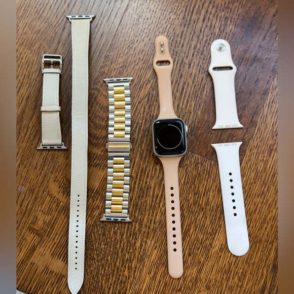 Apple Accessories - SUPER DEAL - Apple Watch Series 5 - Aluminum Silver 40mm - With FOUR Watch Bands